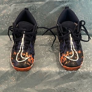 Nike Big Kids 4Y Alpha Menace 3 Shark RW (RUSSELL WILSON) .